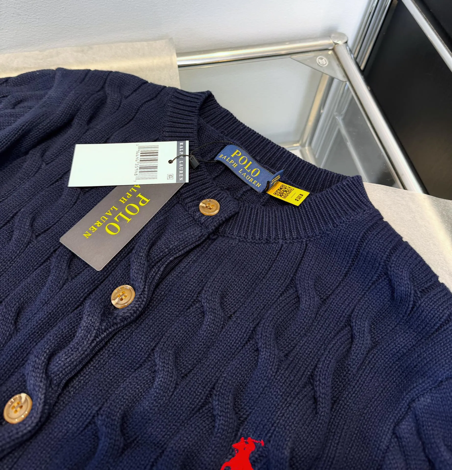 🅿️240 Style No.: L05 (Navy Blue) Ralph Lauren RL classic war horse logo embroidery on the chest cable pattern twist button round neck long sleeves buttoned knitted sweater cardigan jacket Color: SIZE: XS S M L Size Reference # Length Bust Shoulder Width 64 52 45 I will always love sweet girls. The soft and glutinous🧶🫶 style is a very classic cable sweater. It has an American retro college style. It feels very comfortable. It is a must-have item for spring, autumn and winter wardrobes. It also looks good when layered as an inner layer in cold weather. High-density LOGO embroidery on the chest, and original customization of tag accessories. Made of pure cotton yarn 🧶 blended with wool, pure cotton is skin-friendly and comfortable, small label war horse embroidered twist turtleneck sweater 🐎 high quality. Follow the blogger to learn how to wear it! Let’s get a Ralph Lauren cable sweater. It’s a super hard-to-find series after it became popular. It’s hard to find one on the official website. It’s simple and practical to wear, with a lazy and loose feel. The thickened fabric has a more texture, soft and delicate feel, and a loose fit. Whether worn alone or layered, you can wear different styles of fashion with just one piece. ⚠️Contains wool products🦙 Pay attention to the washing method to avoid shrinkage